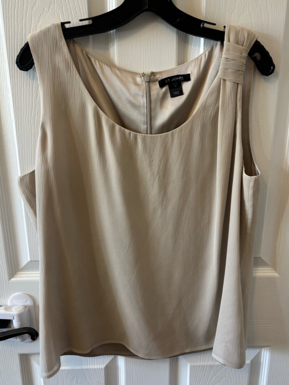 St. John 100% Silk Lined Cream Sleeveless Scoop Tank Top Blouse Flowy Size 12